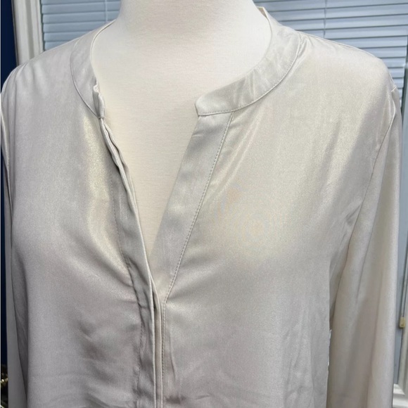 NWT- SLEEK CHIC SAMARA TOP by Chico’s Size 1 3/4 Button Up Dusted Gold LS - Picture 2 of 9